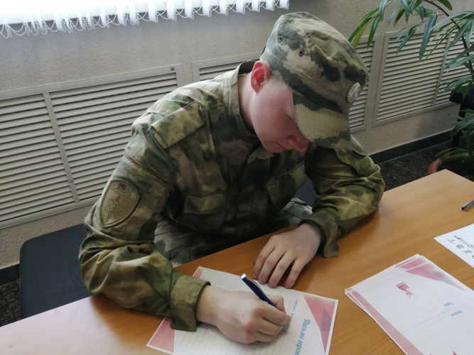 В Заречном военнослужащие Росгвардии приняли участие в патриотической акции «Письма героям»