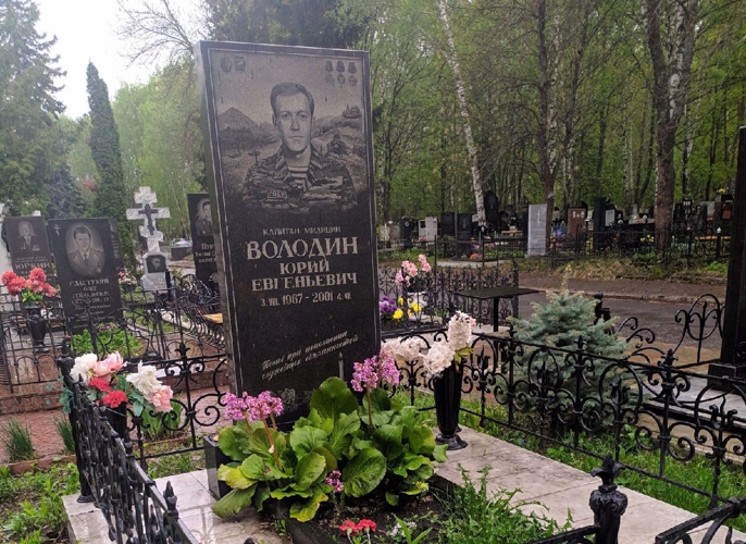 Пензенские сотрудники СОБР возложили цветы к могиле героя Юрия Володина