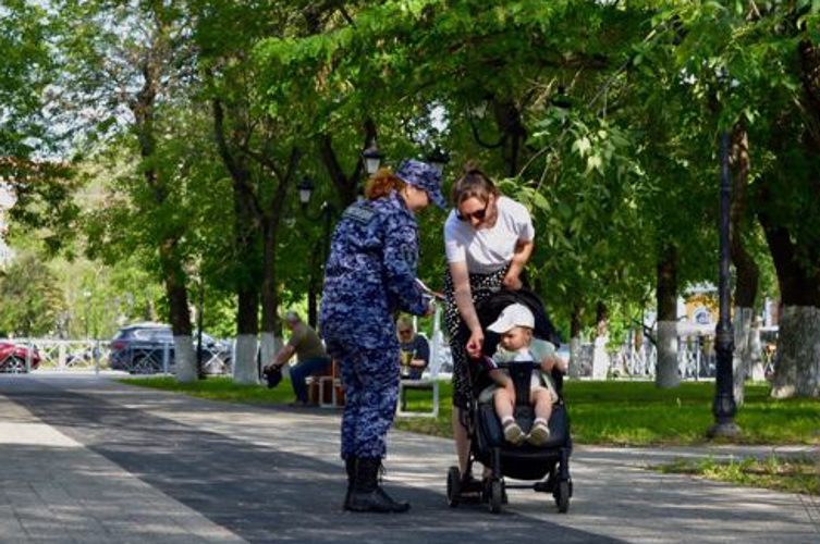 Росгвардейцы Пензы приняли участие во всероссийской акции "Российский триколор"
