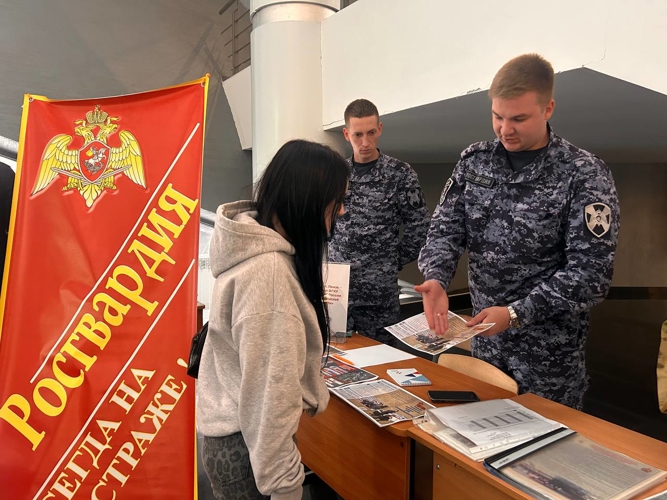 Росгвардия провела профориентационную встречу с молодёжью на ярмарке вакансий в Пензе (видео)