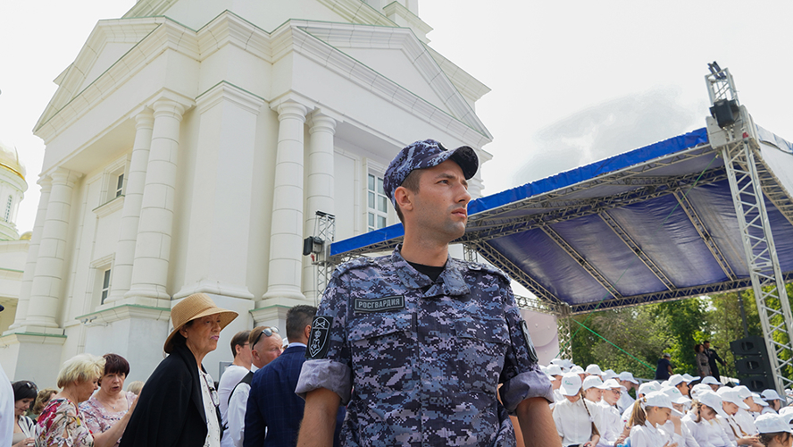 Росгвардейцы обеспечили охрану общественного порядка во время праздничного молебна ко Дню города Пензы и Дню России
