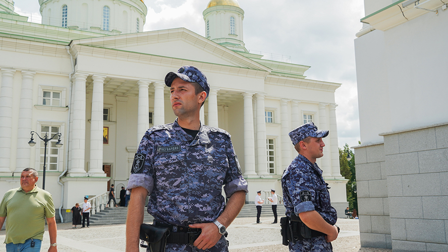 Росгвардейцы обеспечили охрану общественного порядка во время праздничного молебна ко Дню города Пензы и Дню России