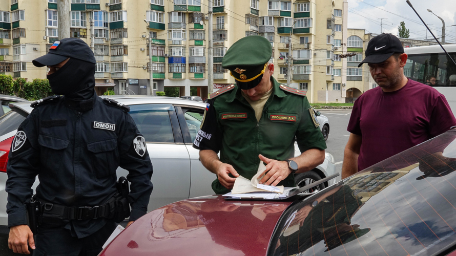 Росгвардейцы приняли участие в рейде по проверке гражданства и воинского учета у водителей Пензы 