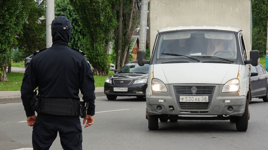 Росгвардейцы приняли участие в рейде по проверке гражданства и воинского учета у водителей Пензы 