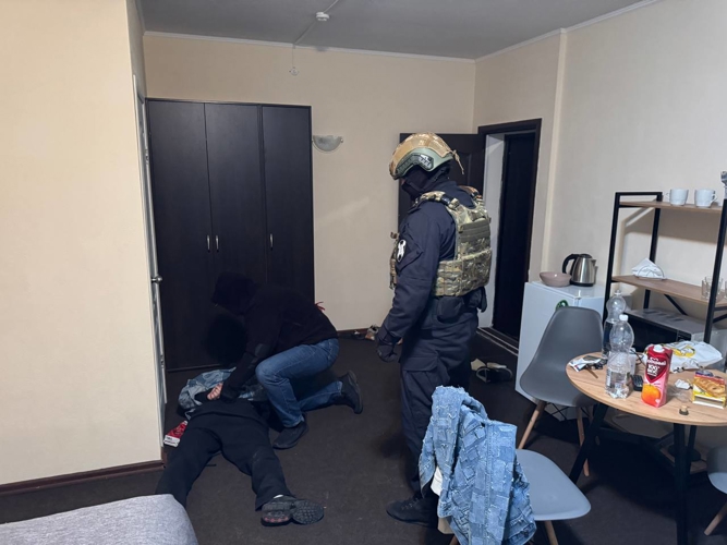 В Пензенской области полицейские и спецназ Росгвардии задержал двух молодых людей, прчастных к незаконному обороту наркотиков