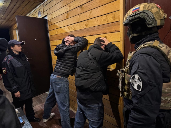 В Пензенской области полицейские и спецназ Росгвардии задержал двух молодых людей, прчастных к незаконному обороту наркотиков