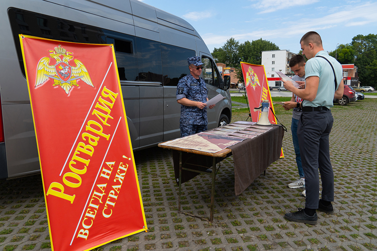 Мобильный пункт приема на службу во вневедомственную охрану Росгвардии продолжает работать на центральной площади Пензы