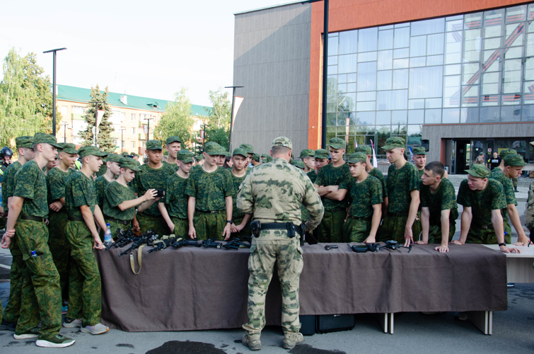 Юные "гвардейцы" примерили на себя роль спецназа Росгвардии в Пензе