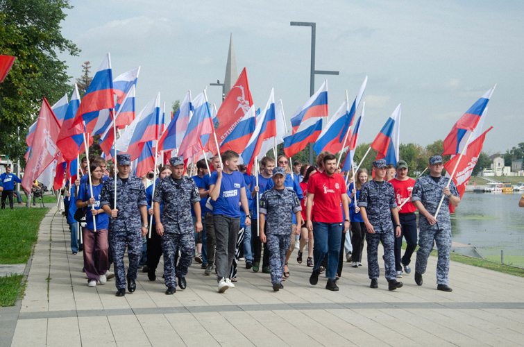 В Пензе росгвардейцы возглавили колонну активистов в рамках акции ко Дню Государственного флага России