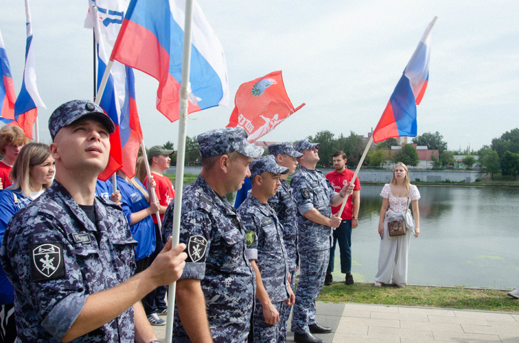 В Пензе росгвардейцы возглавили колонну активистов в рамках акции ко Дню Государственного флага России