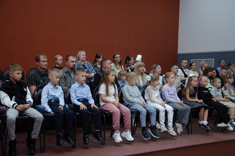 Пензенские школьники получили новенькие рюкзаки с канцелярскими принадлежностями от Росгвардии