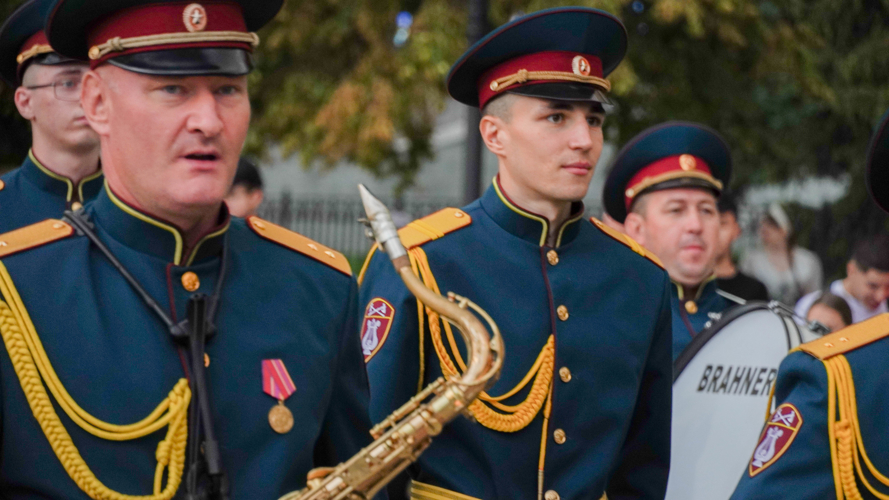 Военный оркестр Росгвардии задал тон IX фестивалю «Марсово поле» в Пензе, мероприятие прошло под гром аплодисментов