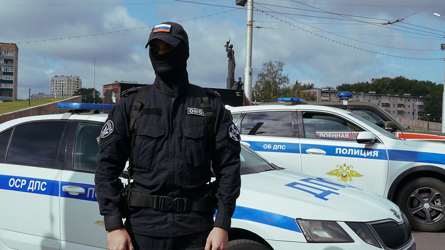 В Пензе росгвардейцы проверили десятки автомобилей в рамках поиска граждан, не вставших на воинский учет (видео)