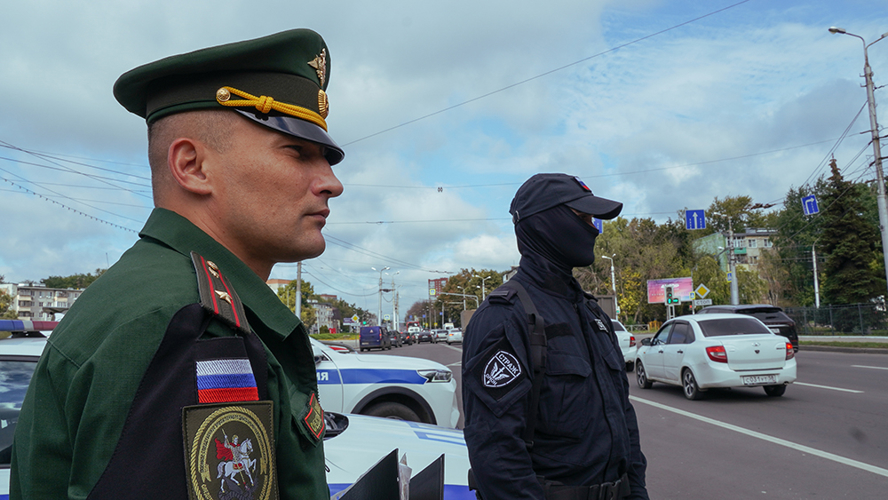 В Пензе росгвардейцы проверили десятки автомобилей в рамках поиска граждан, не вставших на воинский учет (видео)