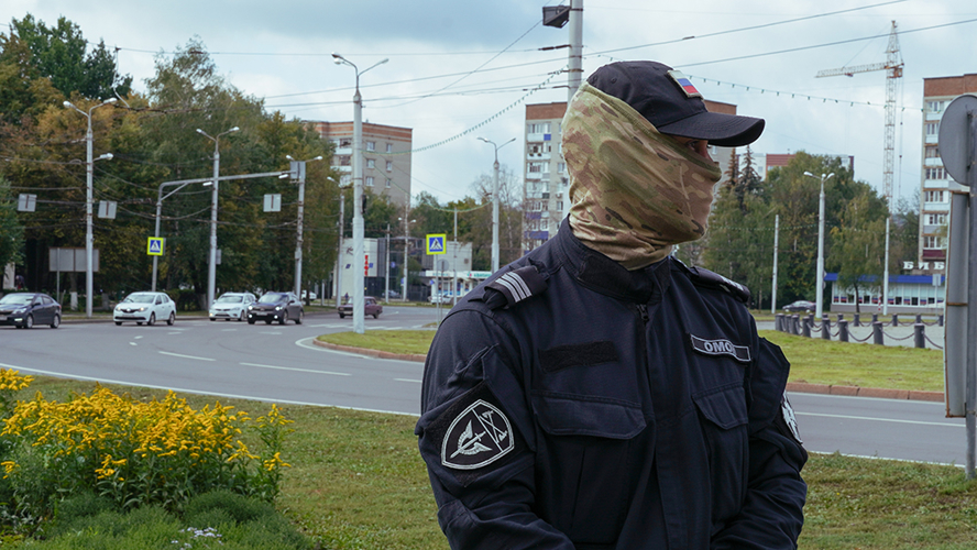 В Пензе росгвардейцы проверили десятки автомобилей в рамках поиска граждан, не вставших на воинский учет (видео)