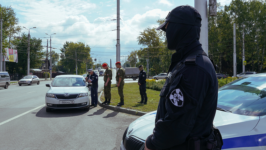 В Пензе росгвардейцы проверили десятки автомобилей в рамках поиска граждан, не вставших на воинский учет (видео)