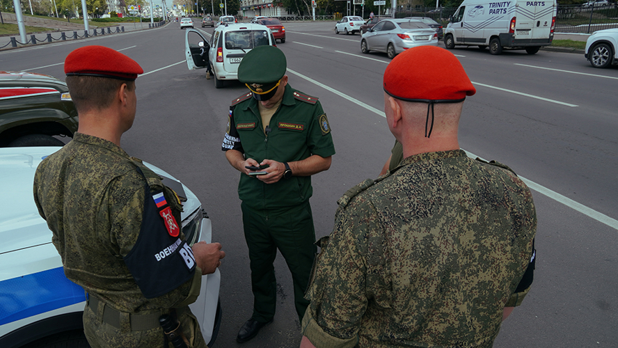 В Пензе росгвардейцы проверили десятки автомобилей в рамках поиска граждан, не вставших на воинский учет (видео)