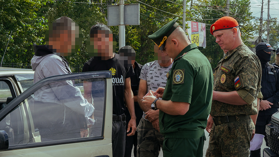 В Пензе росгвардейцы проверили десятки автомобилей в рамках поиска граждан, не вставших на воинский учет (видео)