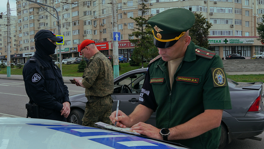 В Пензе росгвардейцы проверили десятки автомобилей в рамках поиска граждан, не вставших на воинский учет (видео)
