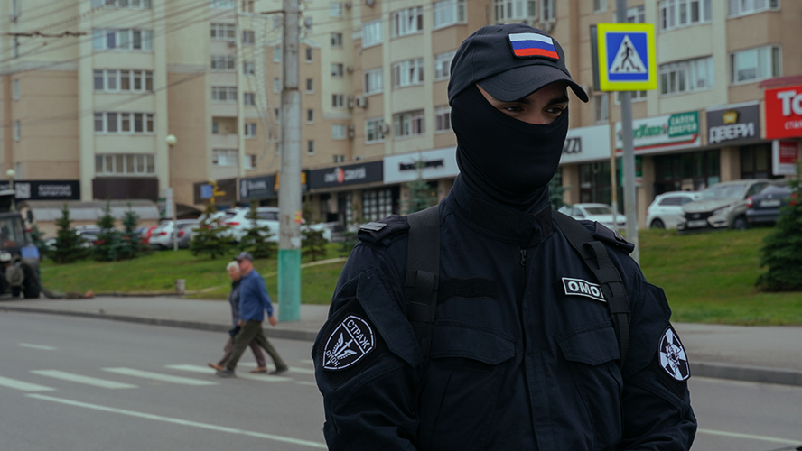 В Пензе росгвардейцы проверили десятки автомобилей в рамках поиска граждан, не вставших на воинский учет (видео)