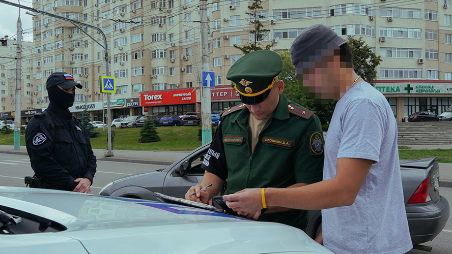 В Пензе росгвардейцы проверили десятки автомобилей в рамках поиска граждан, не вставших на воинский учет (видео)