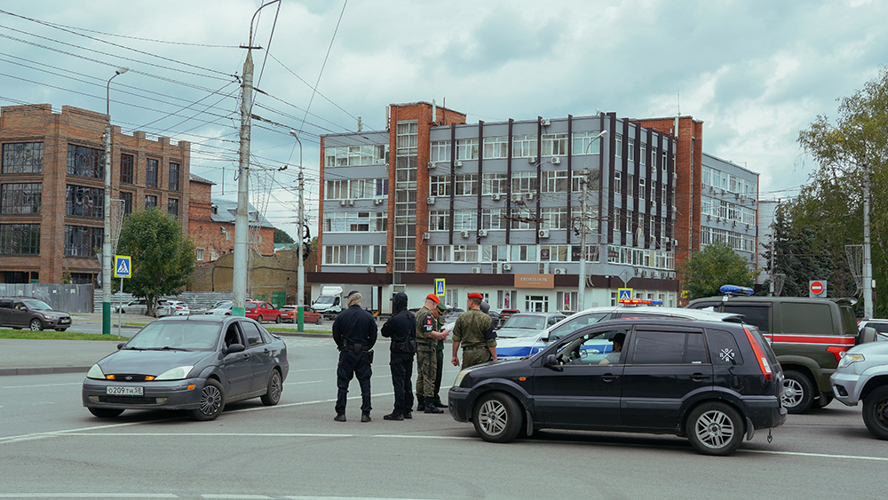 В Пензе росгвардейцы проверили десятки автомобилей в рамках поиска граждан, не вставших на воинский учет (видео)