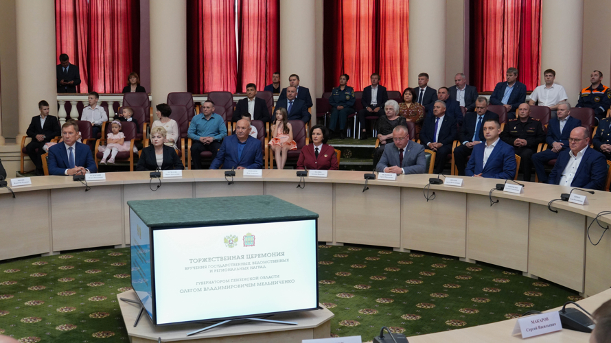 В Пензе майору Росгвардии Александру Пронькину и его супруге вручили медаль ордена «Родительская слава»