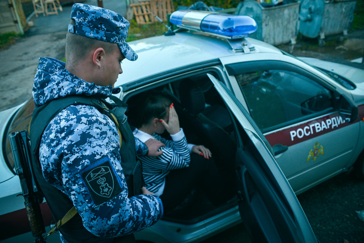 Росгвардейцы вывели скандалистку из бара в Октябрьском районе Пензы
