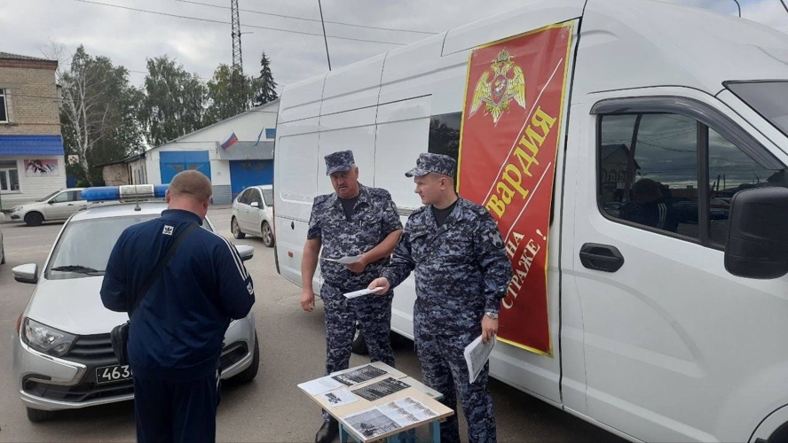 В Городище развернули мобильный пункт Росгвардии «Защитник будущего» 