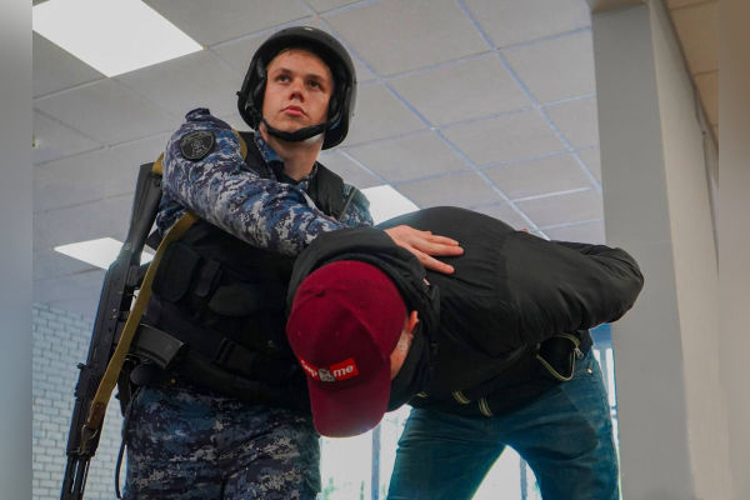Сотрудники Росгвардии задержали правонарушителя в торговом центре Пензы