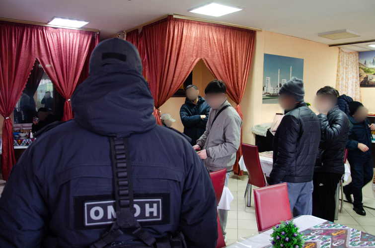 Бойцы ОМОН Росгвардии и сотрудники полиции проверили соблюдение миграционного законодательства в Пензе (видео)