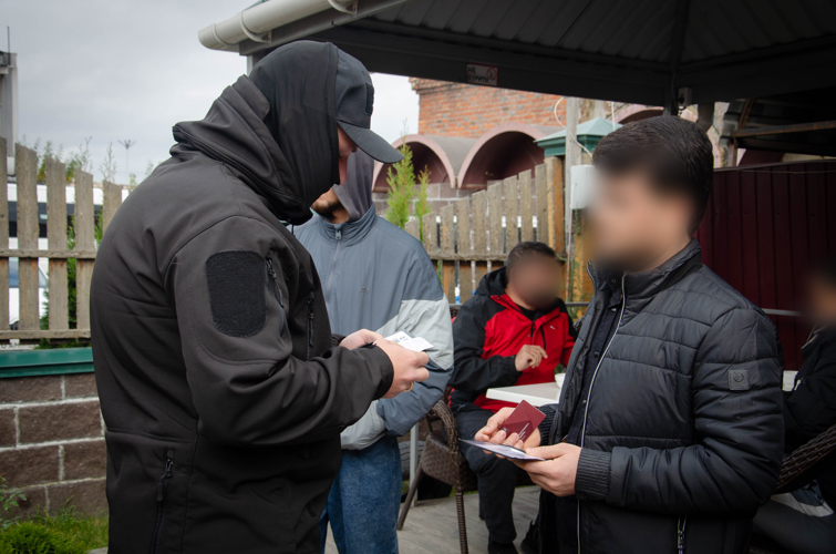 Бойцы ОМОН Росгвардии и сотрудники полиции проверили соблюдение миграционного законодательства в Пензе (видео)