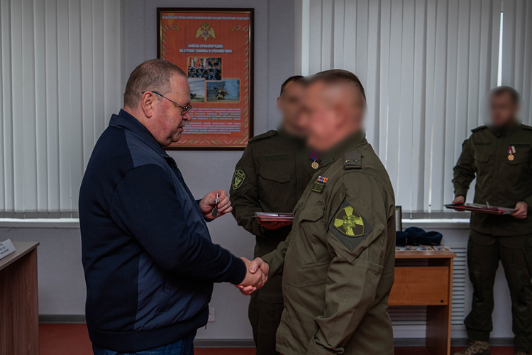 Губернатор Пензенской области наградил сотрудников СОБР "Агат" Росгвардии государственными наградами (видео)