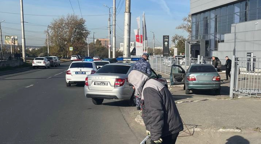 В Пензе росгвардейцы задержали нетрезвого водителя, устроившего ДТП на территории автосалона (видео)