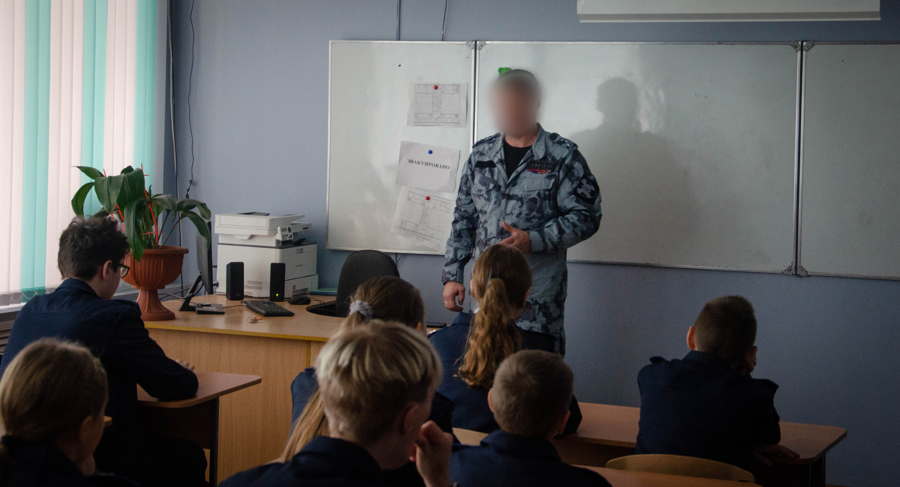 Офицеры ОМОН «Страж» провели «Урок мужества» для школьников в преддверии Дня народного единства