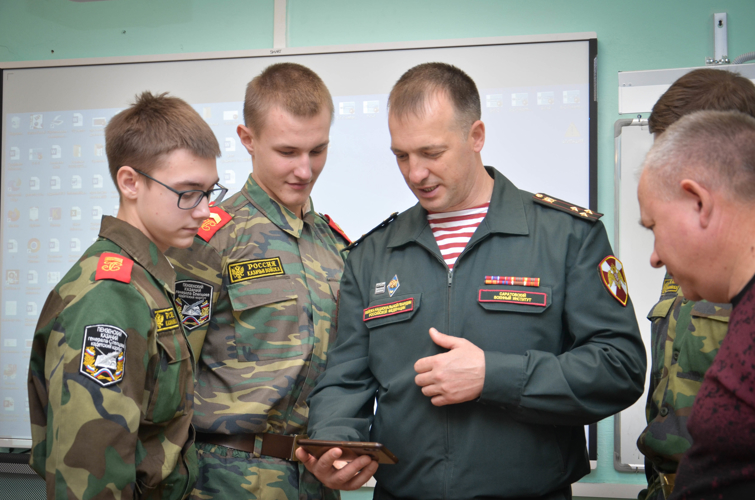 Полковник Росгвардии рассказал пензенским школьникам о перспективах обучения в Cаратовском институте войск национальной гвардии