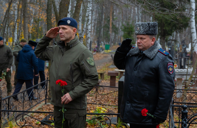 В Пензе росгвардейцы и полицейские почтили память коллег, погибших при исполнении служебного долга 