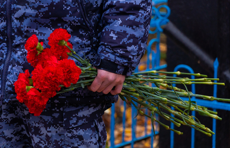 В Пензе росгвардейцы и полицейские почтили память коллег, погибших при исполнении служебного долга 