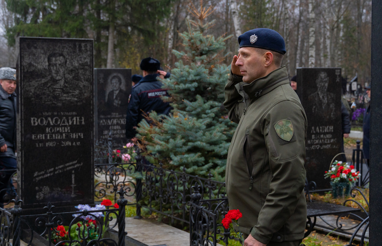 В Пензе росгвардейцы и полицейские почтили память коллег, погибших при исполнении служебного долга 