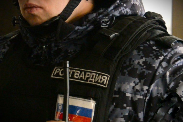 В Пензе росгвардейцы задержали мужчину, громко выяснявшего отношения с супругой в общественном месте