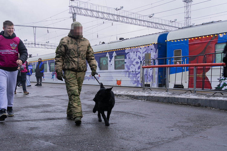 Росгвардейцы обеспечили безопасность пребывания поезда Деда Мороза в Пензе (видео)