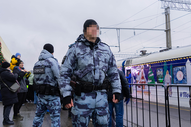 Росгвардейцы обеспечили безопасность пребывания поезда Деда Мороза в Пензе (видео)