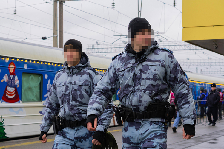 Росгвардейцы обеспечили безопасность пребывания поезда Деда Мороза в Пензе (видео)