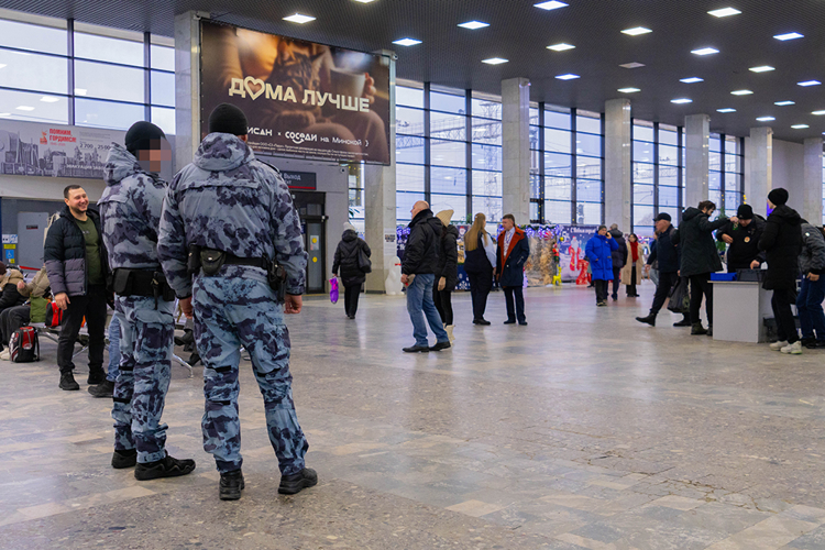 Росгвардейцы обеспечили безопасность пребывания поезда Деда Мороза в Пензе (видео)
