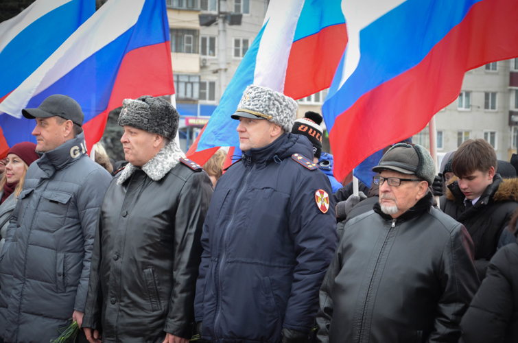 В Пензе представители Росгвардии возложили цветы к Вечному огню в День Неизвестного Солдата