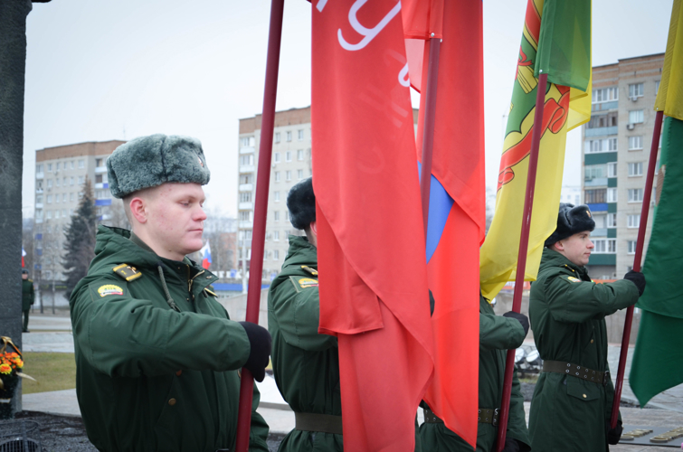 В Пензе представители Росгвардии возложили цветы к Вечному огню в День Неизвестного Солдата