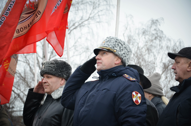 В Пензе представители Росгвардии возложили цветы к Вечному огню в День Неизвестного Солдата