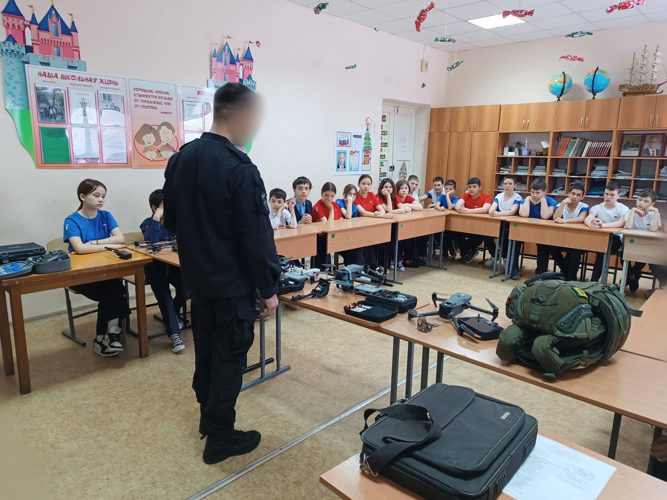 Сотрудники ОМОН провели урок мужества для воспитанников пензенской школы-интерната ко Дню Конституции РФ