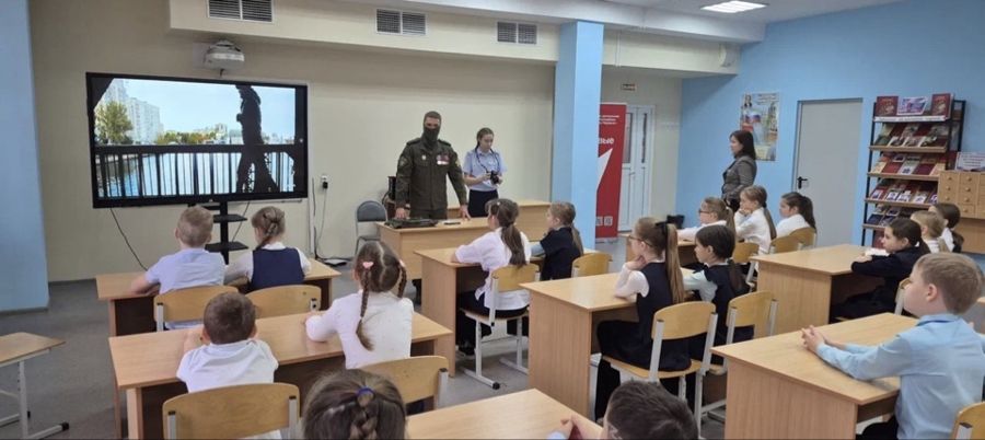 В Пензе представитель спецподразделения Росгвардии провел урок мужества для школьников