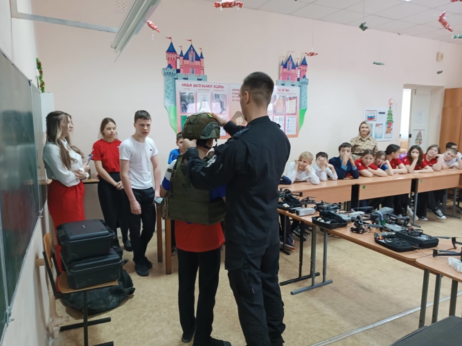 Сотрудники ОМОН провели урок мужества для воспитанников пензенской школы-интерната ко Дню Конституции РФ